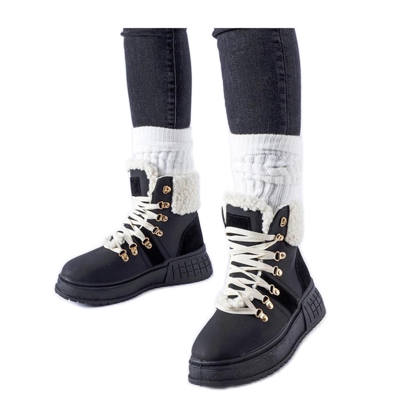 Czarne workery na masywnej platformie