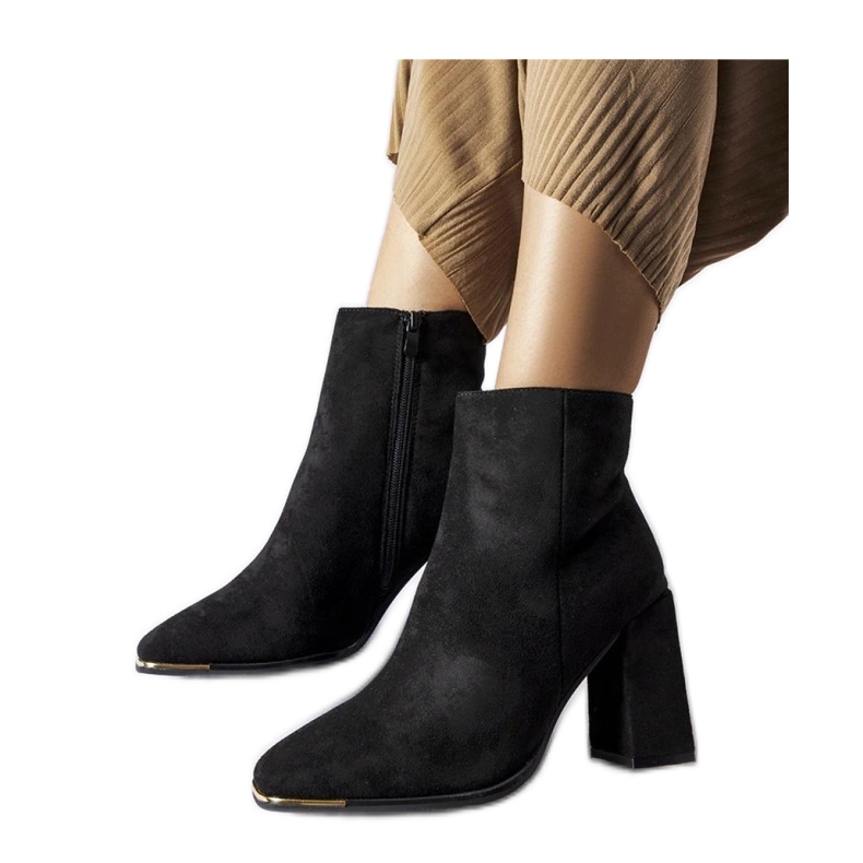 Czarne zamszowe botki na słupku