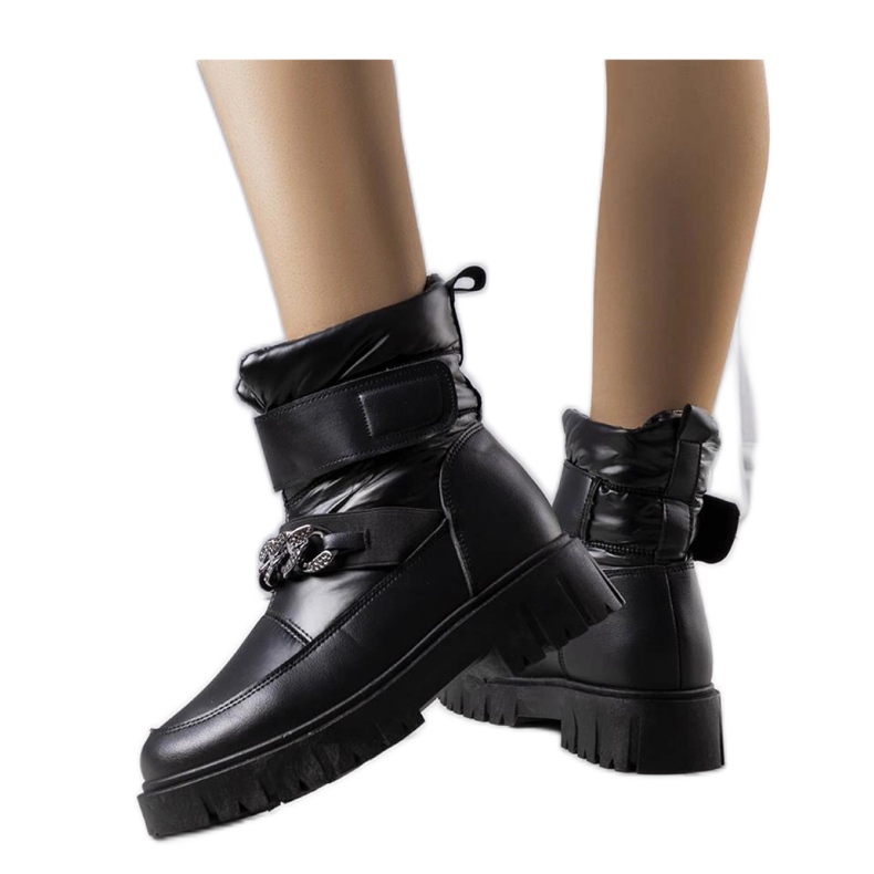 Czarne śniegowce z łańcuchem