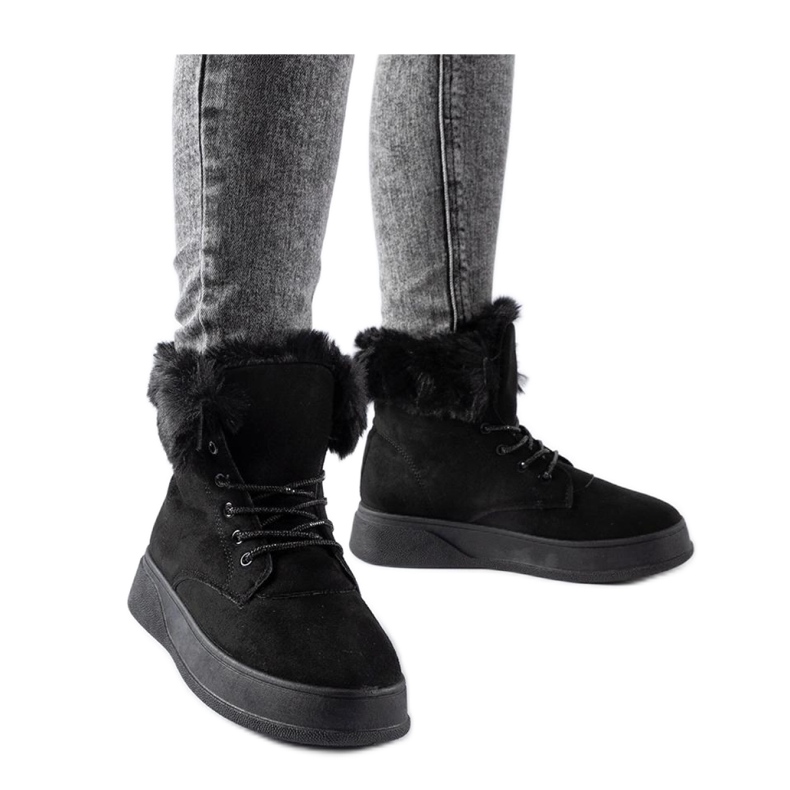 Czarne śniegowce na platformie