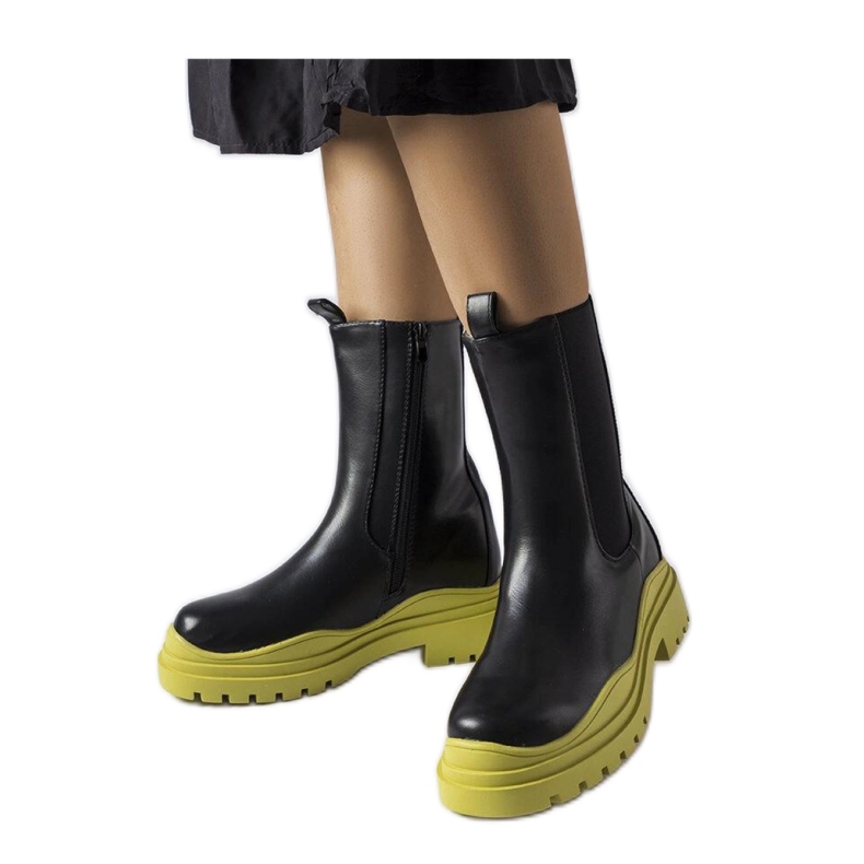 Czarne botki na kolorowej podeszwie