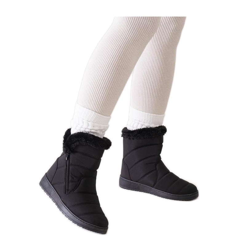 Czarne śniegowce zdobione futerkiem