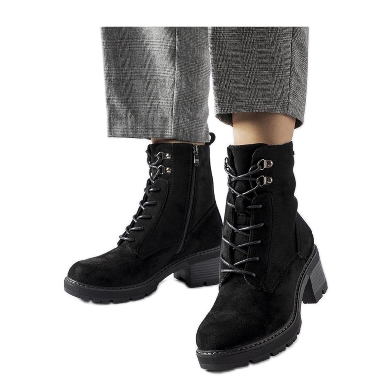 Czarne wiązane botki na klocku