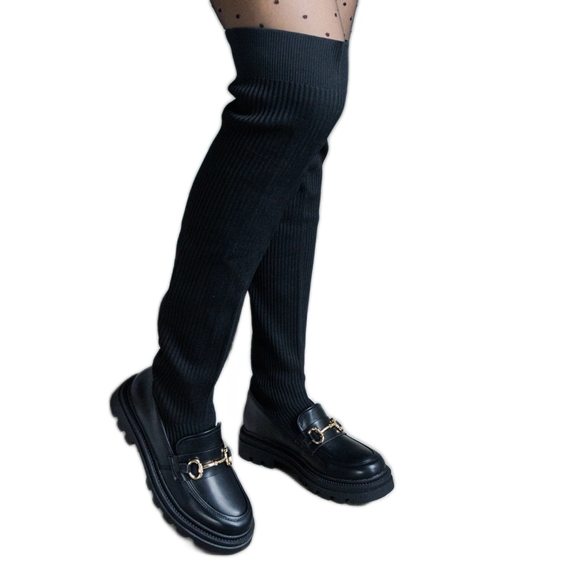 Czarne kozaki z elastyczną cholewką na płaskim obcasie