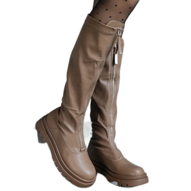 Brązowe kozaki z eko skóry na płaskim obcasie zdobione zamkiem