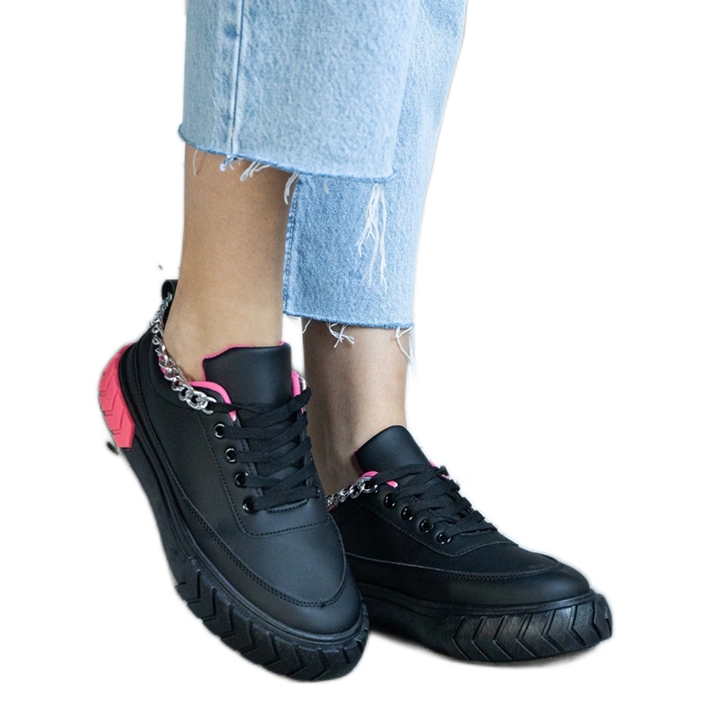 Czarne sneakersy z łańcuchem