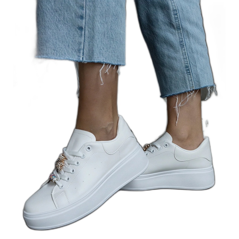 Białe sneakersy na platformie zdobione misiem