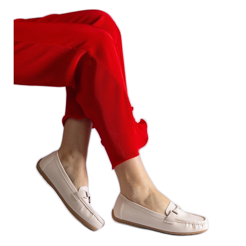 Beżowe klasyczne mokasyny z eko skóry z ozdobą beżowy