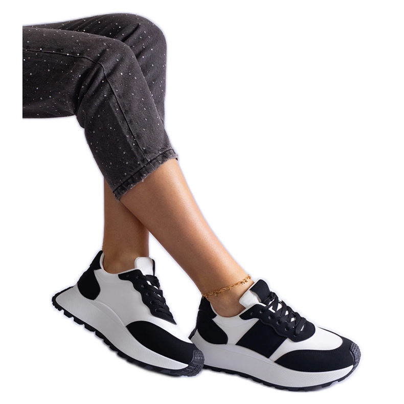 Czarne sneakersy na platformie