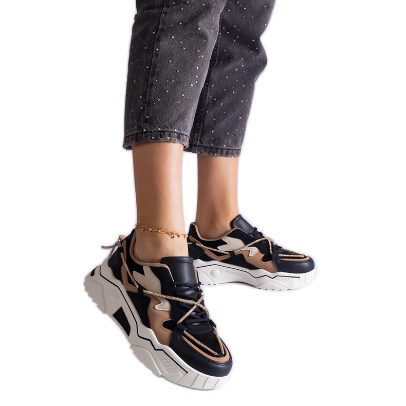 Czarne sneakersy zdobione cyrkoniowym sznurkiem