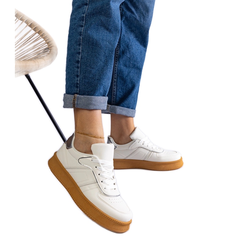 Białe sneakersy sznurowane na platformie