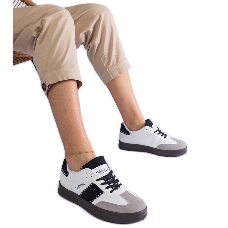 Białe sneakersy na platformie z przeszyciami