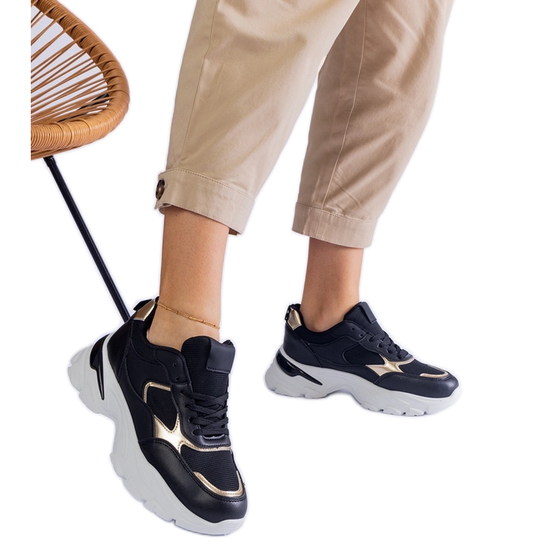 Czarne sneakersy na masywnej podeszwie