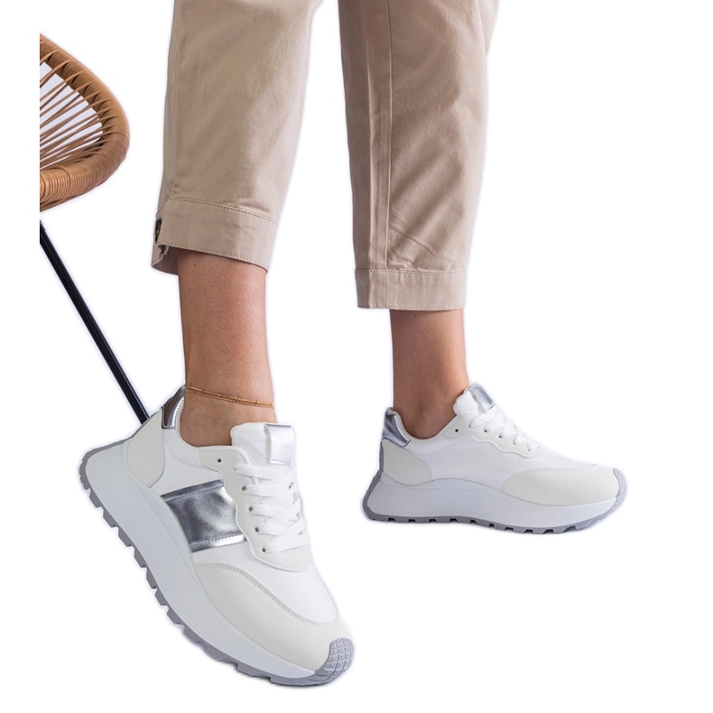 Białe sneakersy na platformie