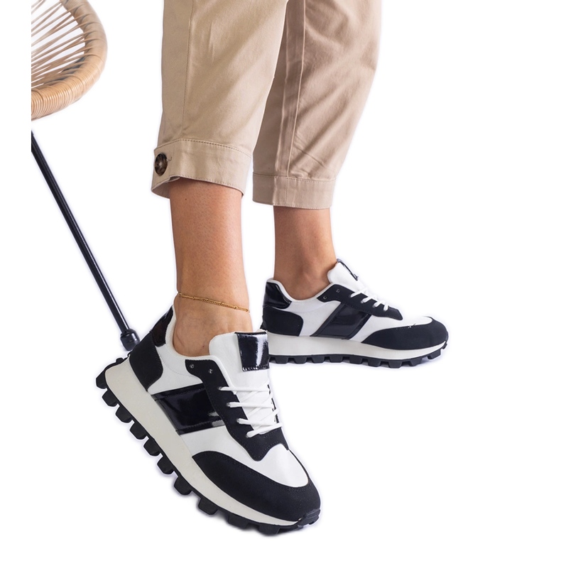 Czarne sneakersy z widocznym protektorem