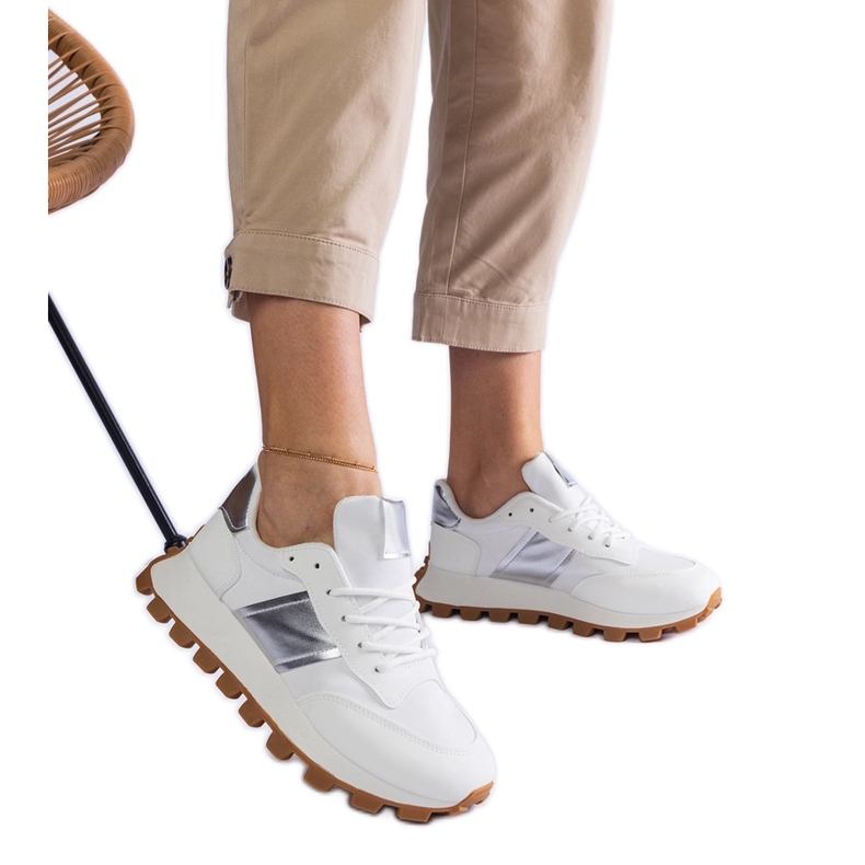 Białe sneakersy z widocznym protektorem