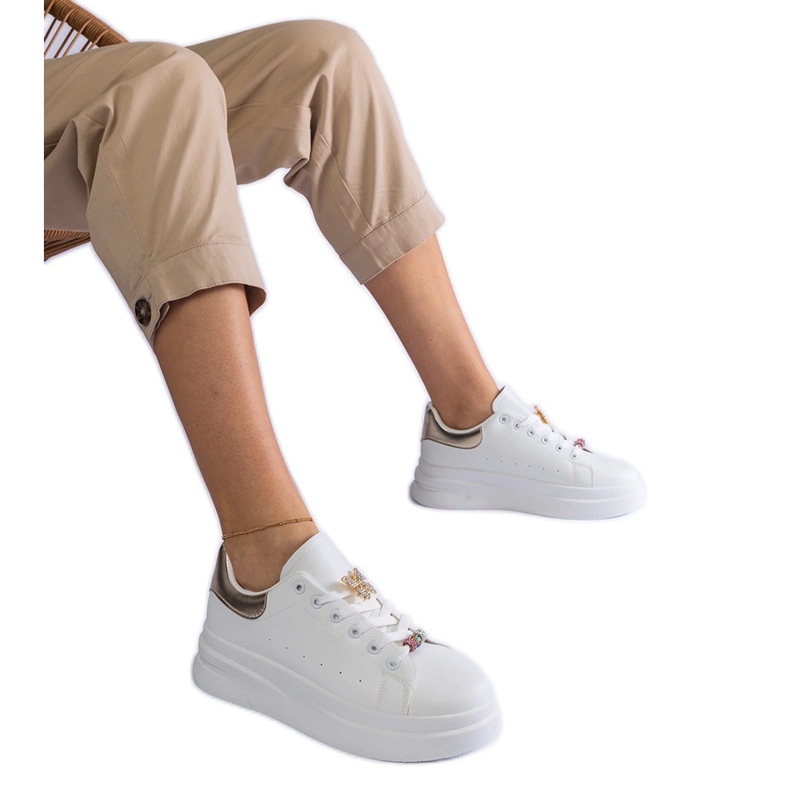 Białe sneakersy na platformie zdobione motylkiem