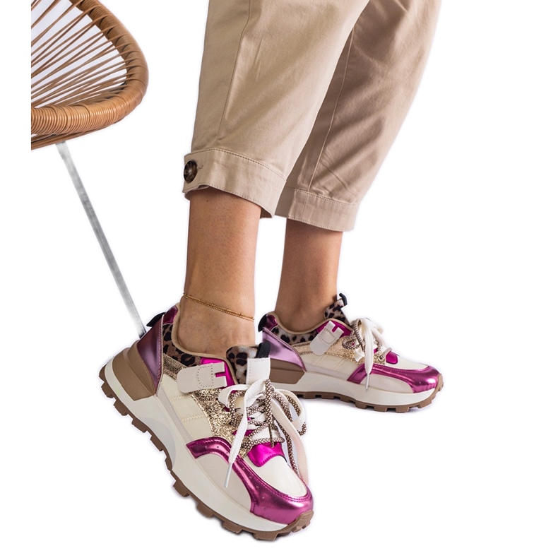 Różowe sneakersy zdobione motywem zwierzęcym