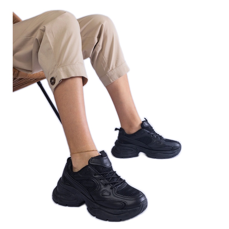 Czarne sneakersy na masywnej podeszwie