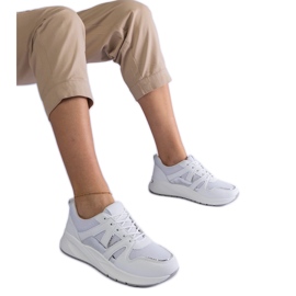 Białe sneakersy na grubej podeszwie