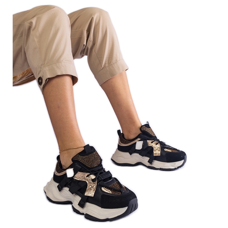 Czarne sneakersy ze złotymi wstawkami