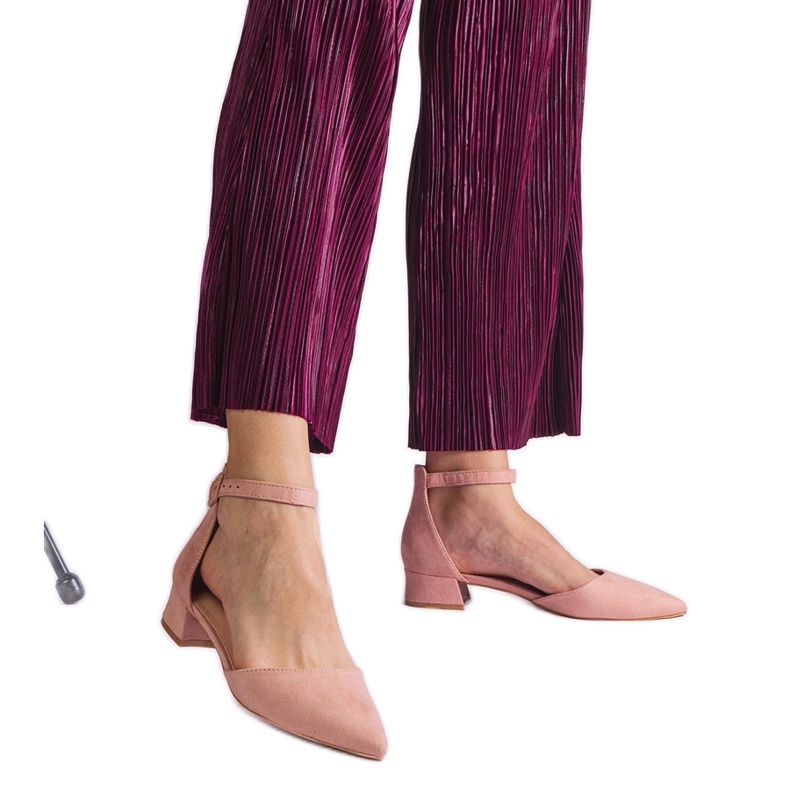 Jasnoróżowe sandały na niskim słupku