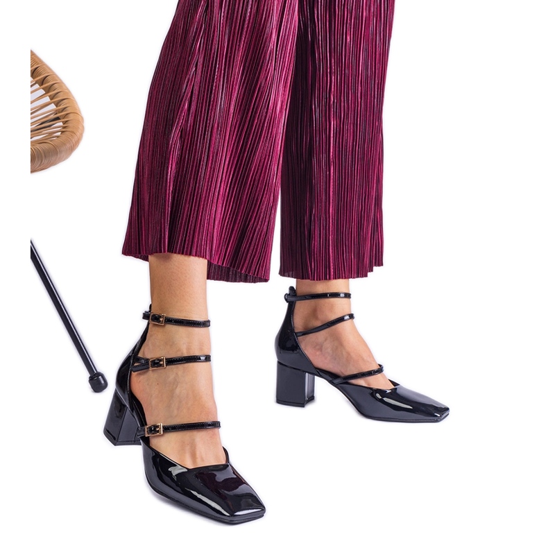 Czarne czółenka lakierowane na słupku ze sprzączkami