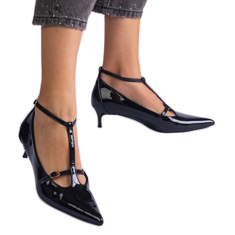 Czarne czółenka lakierowane na niskiej szpileczce ze sprzączkami