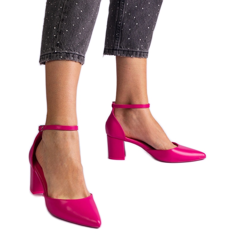 Różowe czółenka eleganckie na słupku