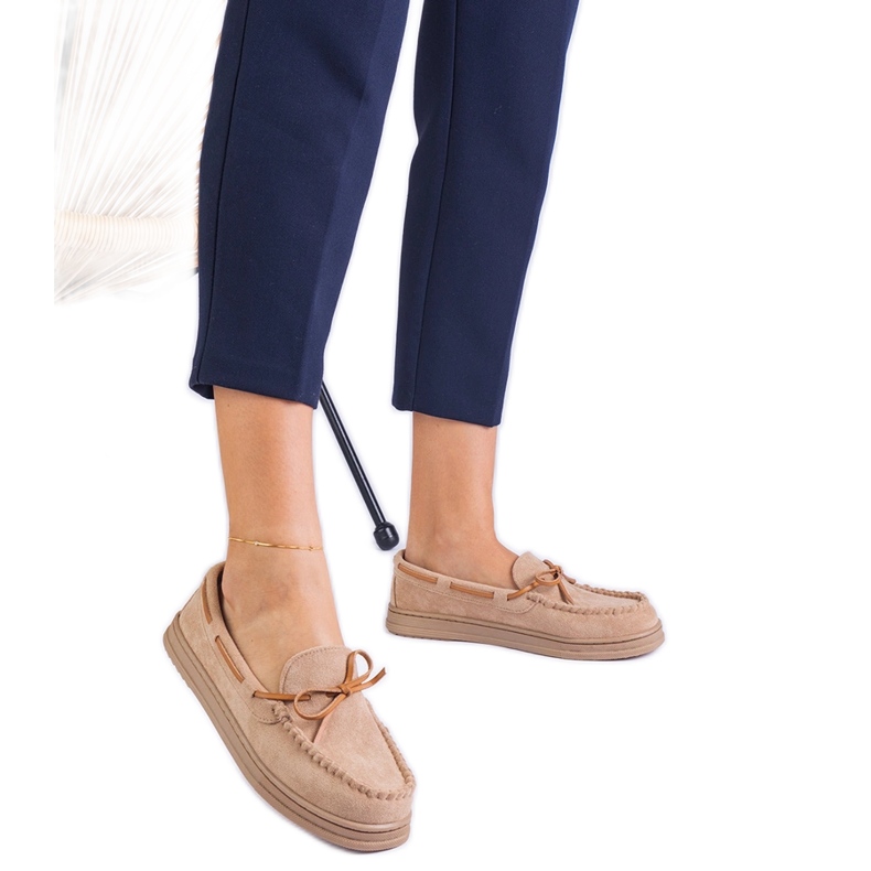 Beżowe damskie mokasyny z ekozamszu z kokardką beżowy