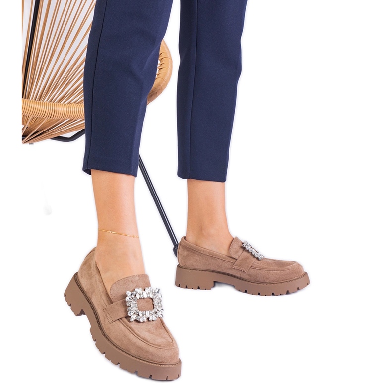 Beżowe damskie mokasyny z ekozamszu z elegancką ozdobą beżowy