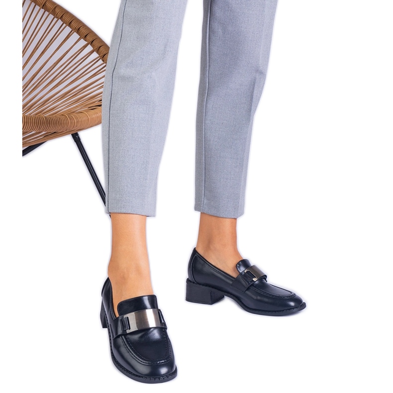 Czarne czółenka na niskim słupku z metaliczną ozdobą