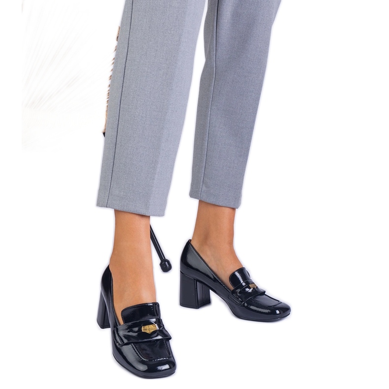 Czarne czółenka lakierowane na słupku