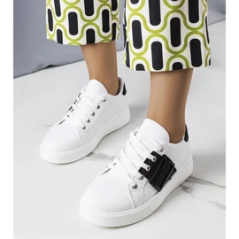 D/GMR Białe sneakersy zdobione czarną klamerką Erin