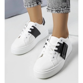 D/GMR Białe sneakersy zdobione czarną klamerką Toni