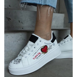 D/CEO Białe sneakersy ozdobione naszywką i napisami na platformie Etara