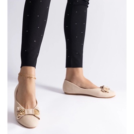 D/CEO Beżowe balerinki zdobione kokardką i broszką Esdras beżowy