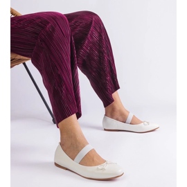 D/CEO Białe balerinki z gumką i ozdobną kokardką Newton