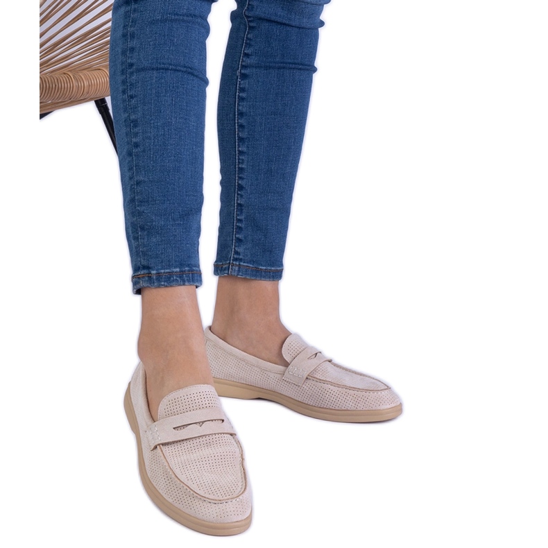 Beżowe klasyczne mokasyny ażurowe z ekozamszu beżowy