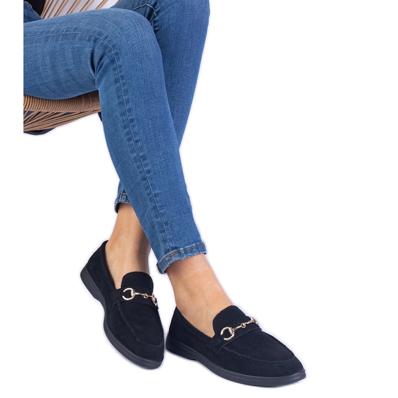 Czarne mokasyny ekozamszowe ażurowe ze złotą ozdobą