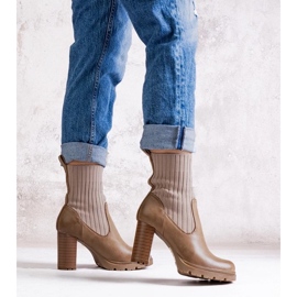 D/CEO Ciemnobeżowe botki na słupku z eko skóry Asera