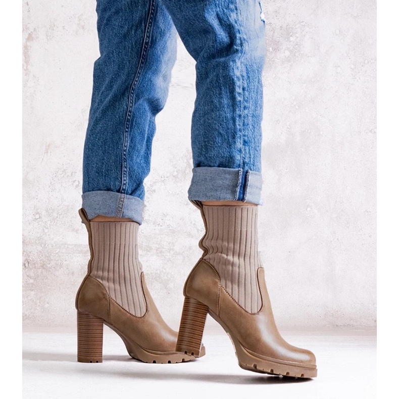 D/CEO Ciemnobeżowe botki na słupku z eko skóry Asera