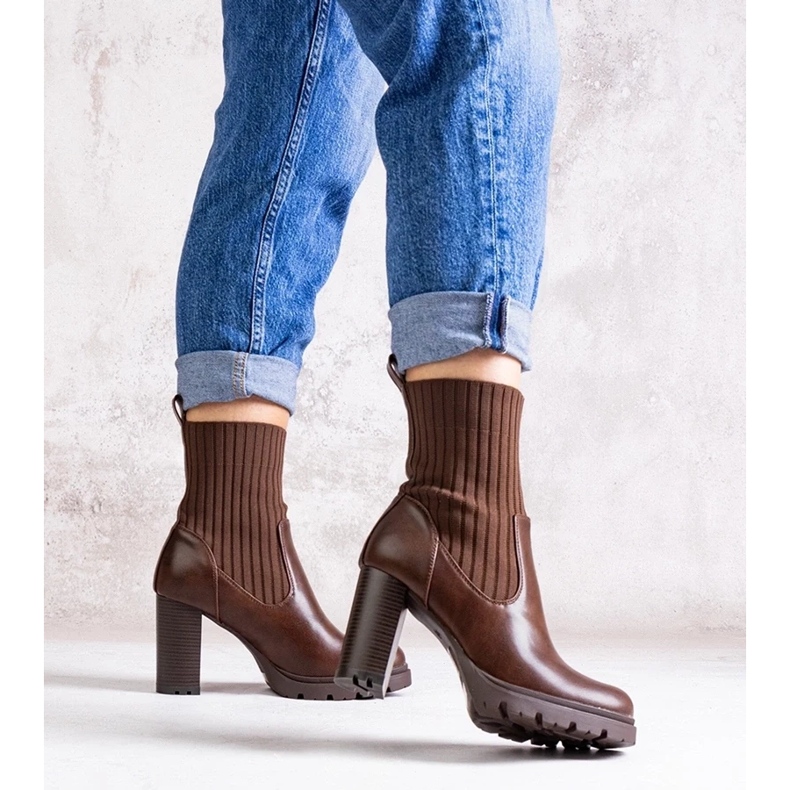 D/CEO Brązowe botki na słupku z eko skóry Asera