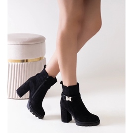 D/CEO Czarne botki na słupku zdobione klamerką Torhia