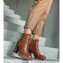 D/CEO Brązowe wsuwane botki na słupku z eko-skóry Motena