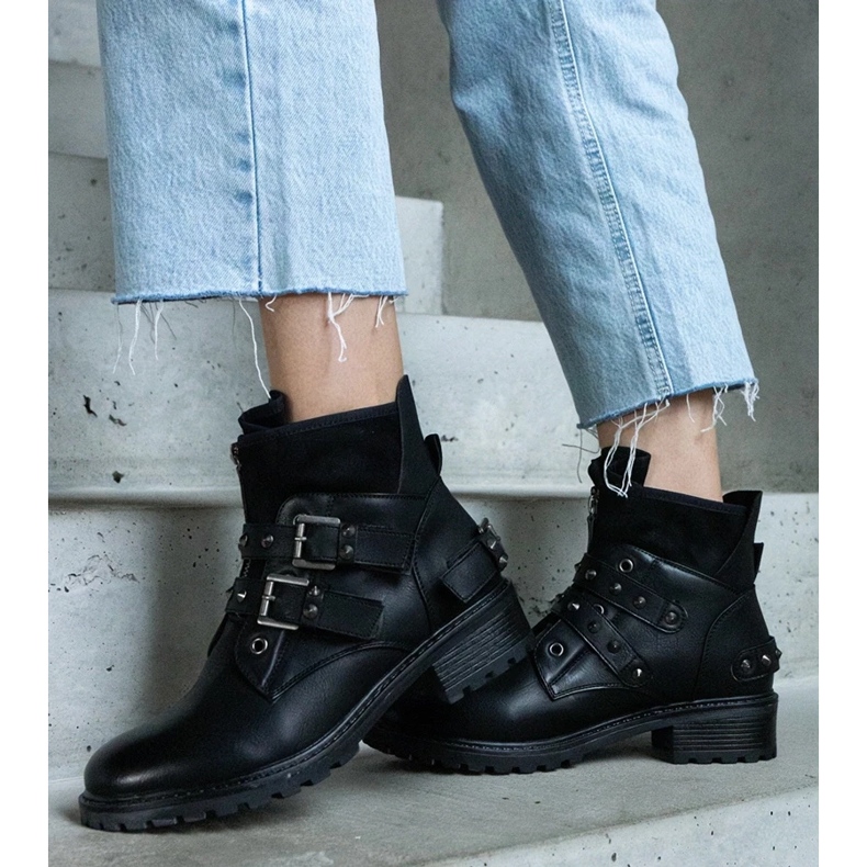 D/CEO Czarne botki zdobione ćwiekami na płaskim obcasie Neffa