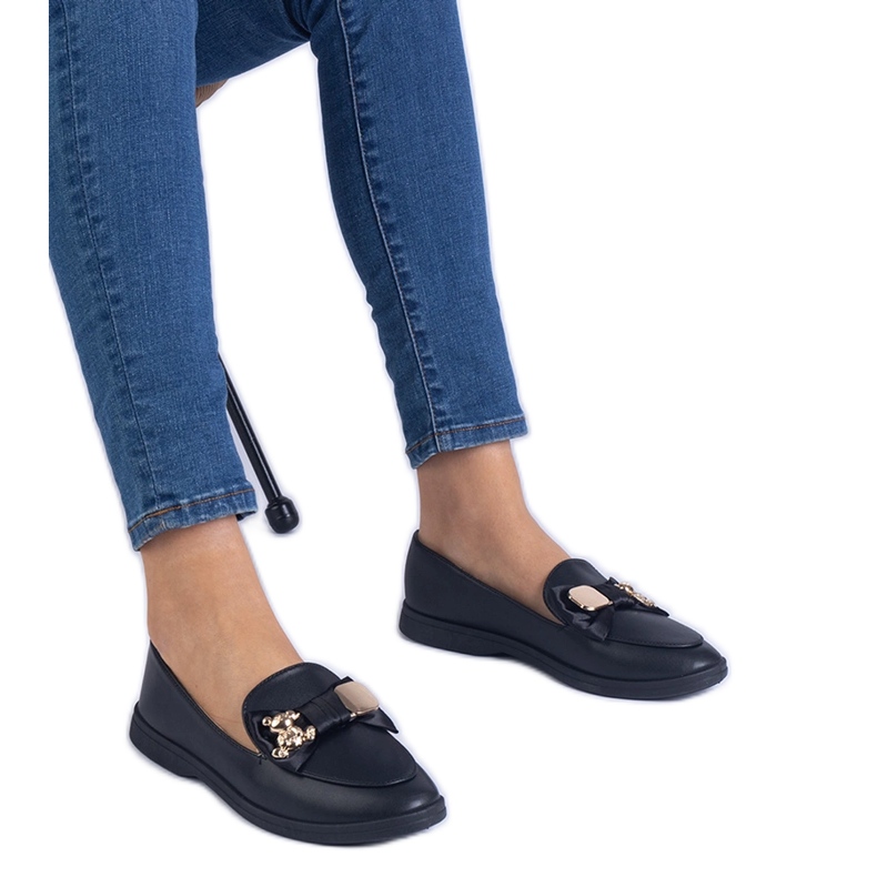 Czarne mokasyny zdobione kokardką i złotym misiem