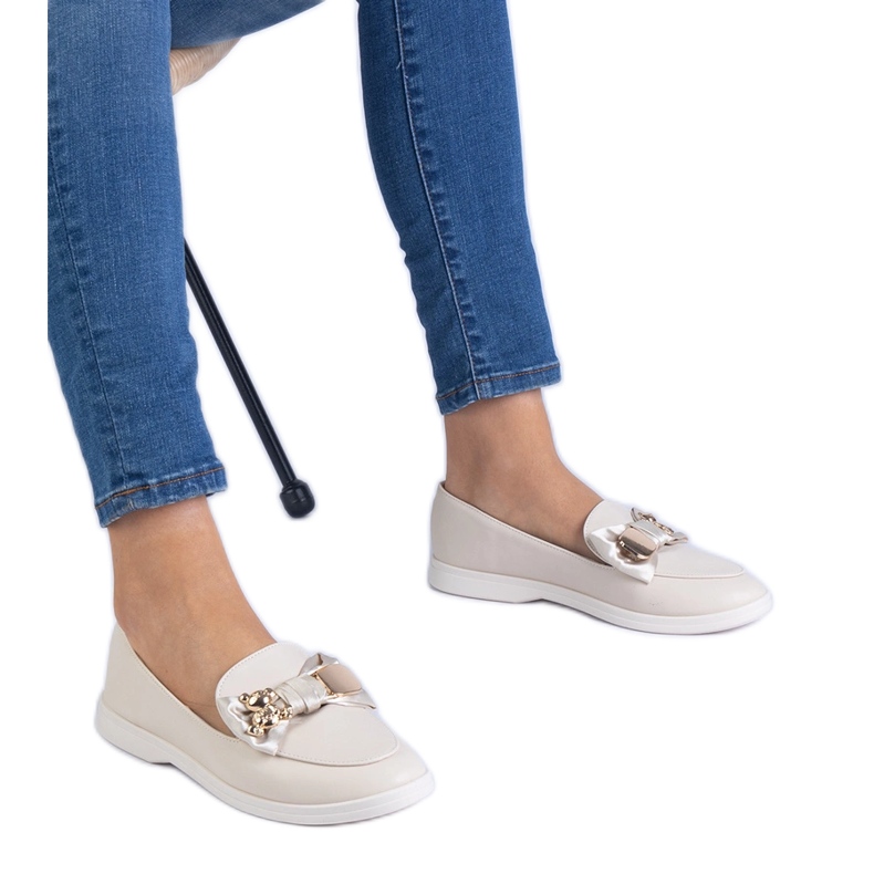 Beżowe mokasyny zdobione kokardką i złotym misiem beżowy