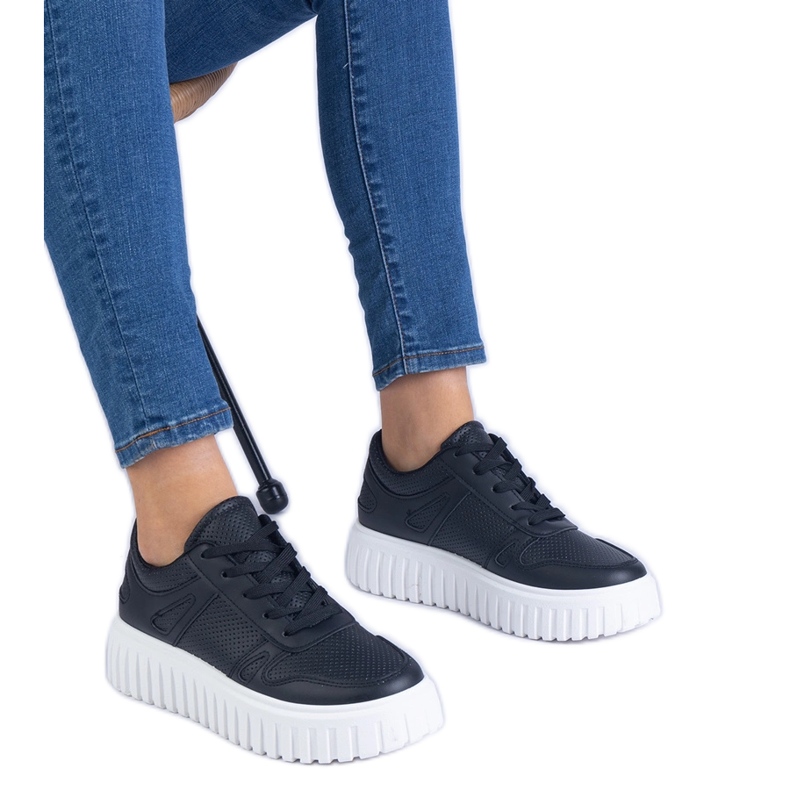 Czarne sneakersy ażurowe na masywnej podeszwie