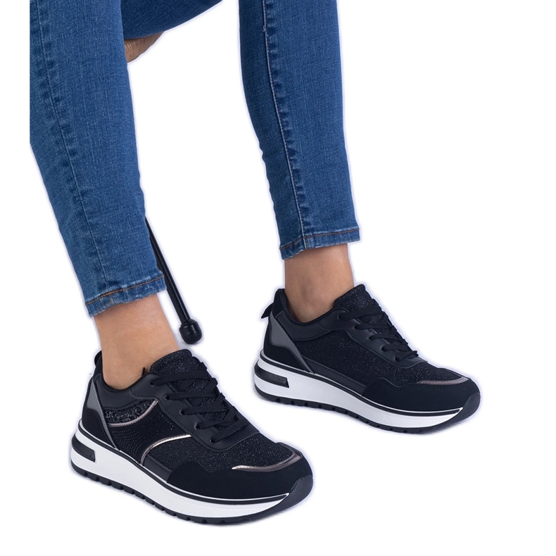 Czarne sneakersy zdobione brokatem i cyrkoniami